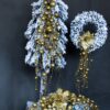 zestaw dekoracji bożonarodzeniowych nowoczesne ozdoby choinka stroik wiane ośnieżona oprószona śniegiem bielona choinka na pniu ze złotem wianek na drzwi