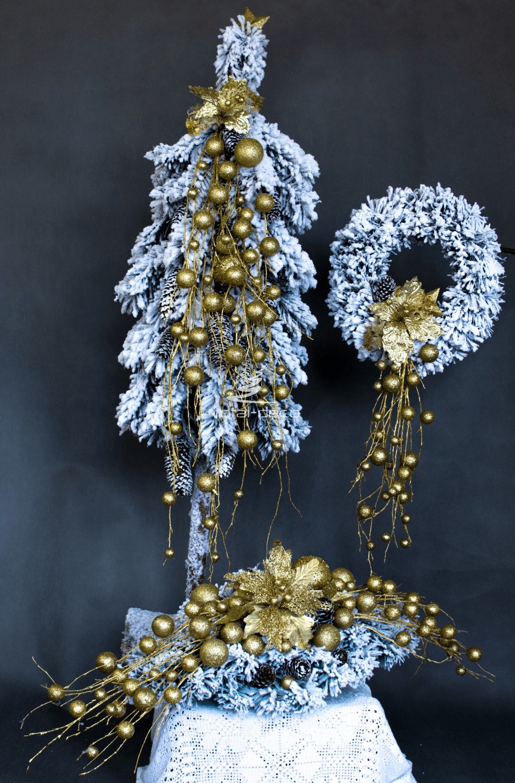 zestaw dekoracji bożonarodzeniowych nowoczesne ozdoby choinka stroik wiane ośnieżona oprószona śniegiem bielona choinka na pniu ze złotem wianek na drzwi
