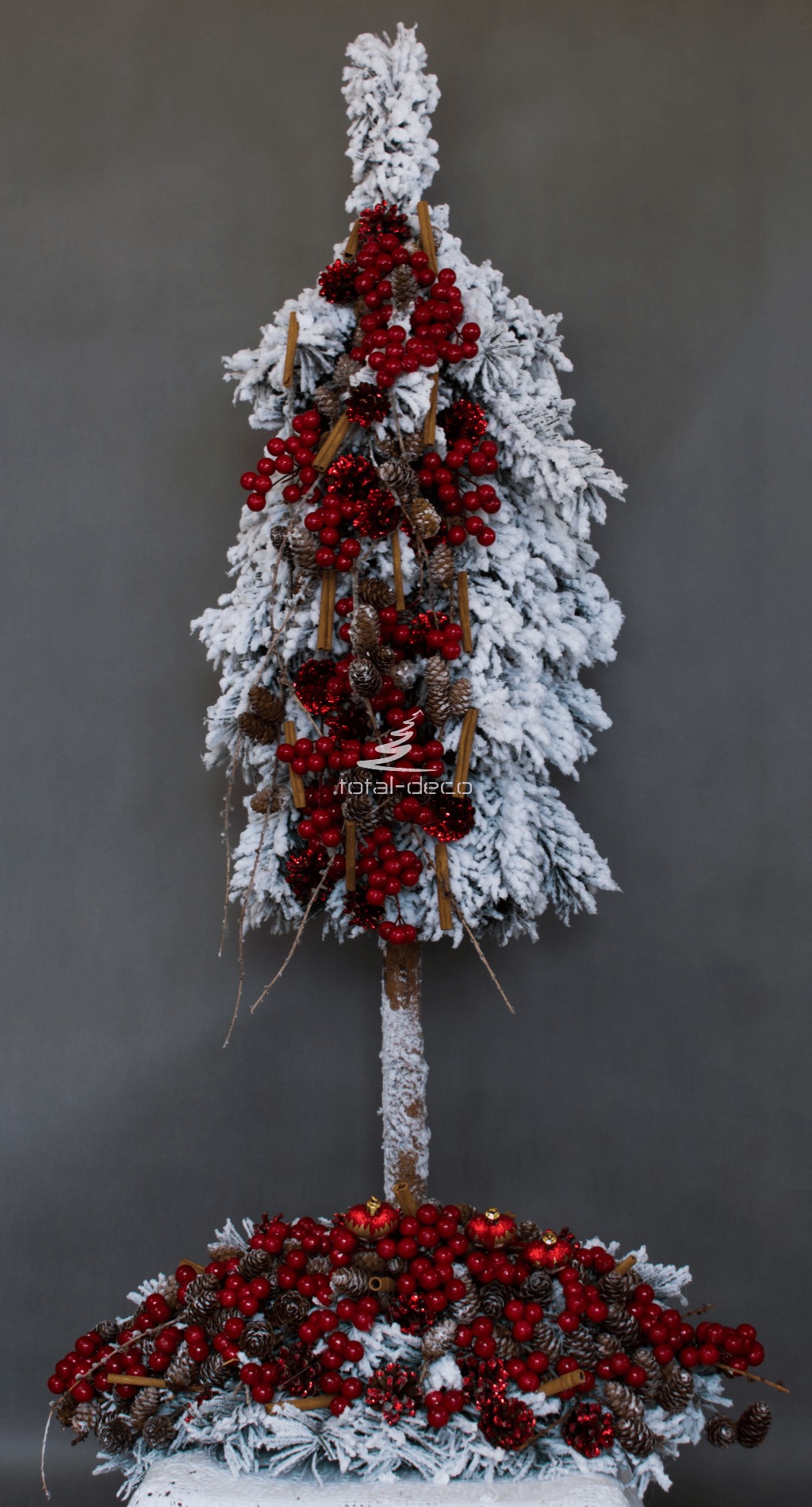 Zestaw świąteczny bożonarodzeniowy bieały czerwony nowoczesny w komplecie ze stroikiem oproszone śniegiem dekoracjie bożonarodzeniowe nowoczesne ozdoby świąteczne choinka na pniu bielona biała