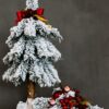 oryginalna nowoczesna dekoracja świąteczna ośnieżona choinka na pniu ze stroikiem choinka razem ze stroikiem modna ozdoba świąteczna choinka ubrana czerwone dodatki