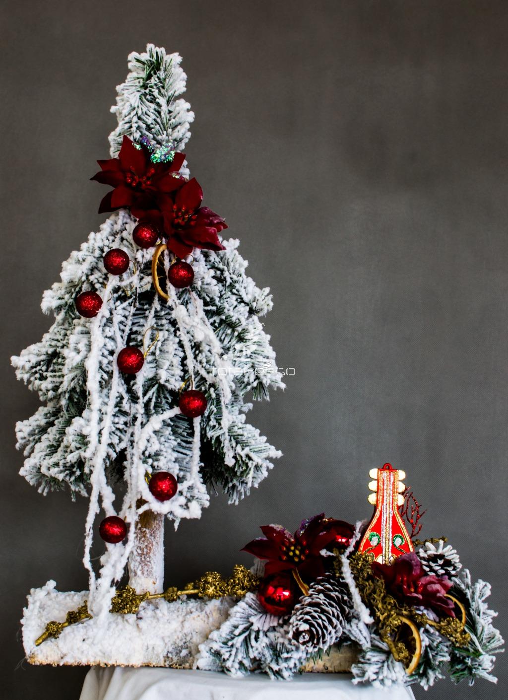 nowoczesny oryginalny stroik choinka ubrana na biało na czerwono na drewnianej podstawie ubrana ozdobiona dekoracja bożonarodzeniowa świąteczna