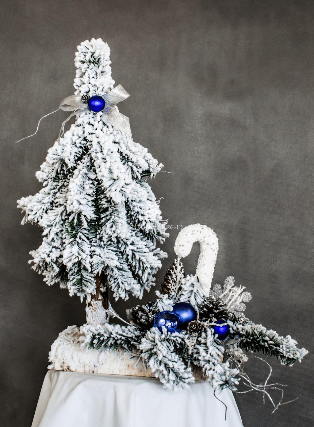 stroik i choinka nowoczesnie ubrana choinka ośnieżona dekoracja świąteczna choinka florystyczna ubrana na biało ze stroikiem sztuczna na pniu
