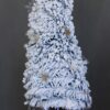 Choinka dekorowana opruszona śniegiem na pniu choinka ośnieżona biała zwysoka z minimalistycznymi dodatkami choinka oryginalna biała ozdobna bożonarodzeniowa gęsta sztuczna choinka na pniu