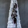 dużą stożkowa białą ubrana choinka choinka bożonarodzeniowa ubrana w czerń ubrana minimalistyczne wzory choinka opruszona śniegiem choinka biała z dodatkami czarnymi