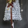 choinka dekorowana śnieżona na biało z dodatkami dekoracyjna ozdoba choinka czapka mikołaja choinka ubrana choinka ubrana w dodatki w kolorze brązu
