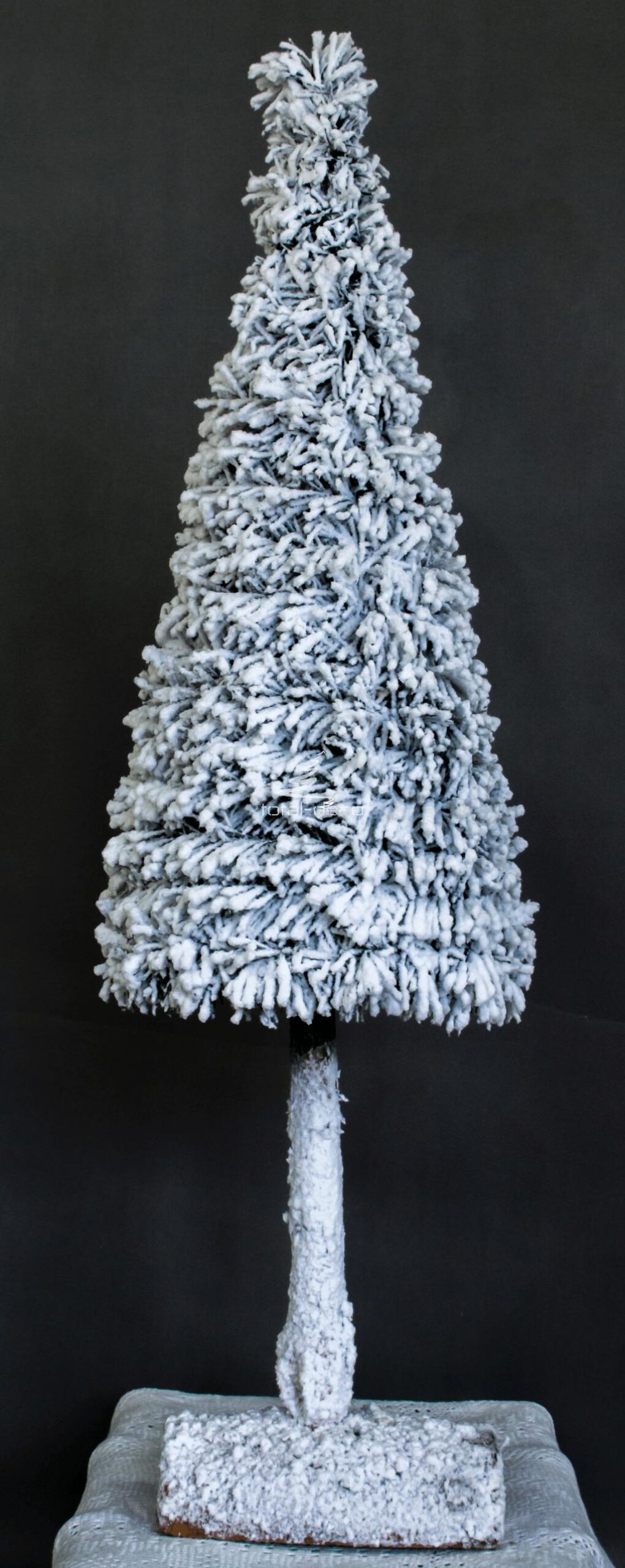 Biała choinka na pniu śnieżona oprószona śniegiem nowoczesna dekoracja bożonarodzeniowa świateczna oryginalna ozdoba