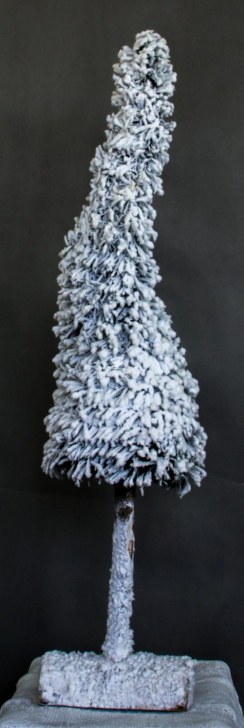 choinka nowoczesna oryginalna forma kształt na pniu na nodze ośnieżona oprószona śniegiem bielona choinka unikatowa ozdoba świąteczne bożonarodzeniowa bielona choinka
