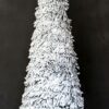 biała nowoczesna choinka ośnieżona stożek wysoka wąska oprószona śniegiem nowoczesna ozdoba domu świąteczne dekoracje