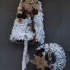 Oprószona śniegiem choinka wiantek stroik ubrana udekorowana ośnieżona ozdobiona zestaw świąteczny bożonarodzeniowy