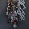 Choinka z wiankiem nowoczesna dekoracja świąteczna ośnieżona choinka ubrana oprószona śniegiem ubrana na pniu