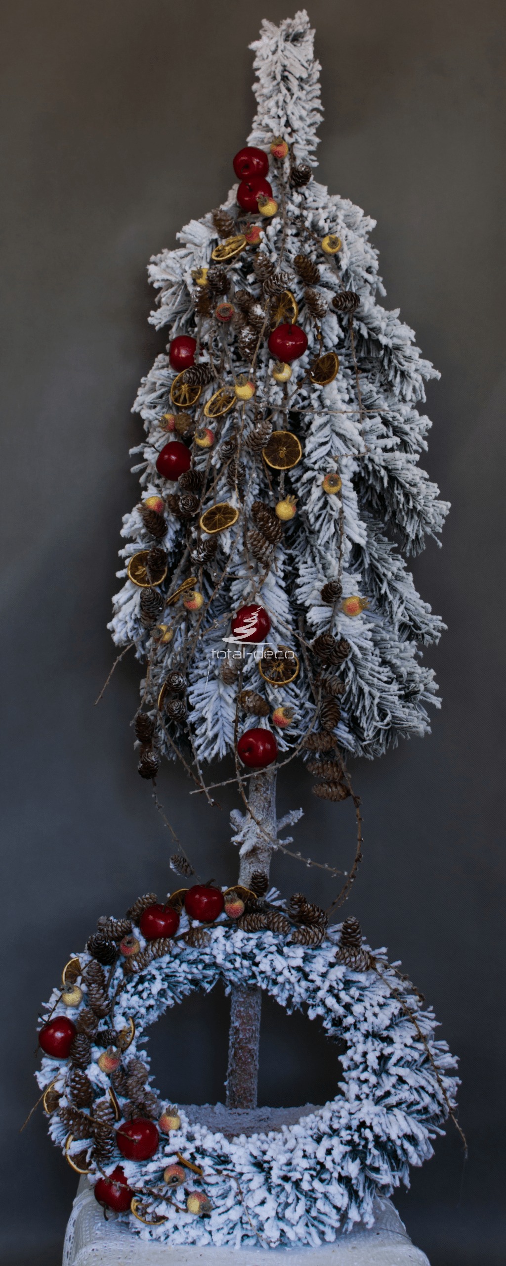 Choinka z wiankiem nowoczesna dekoracja świąteczna ośnieżona choinka ubrana oprószona śniegiem ubrana na pniu