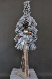 Biała sztuczna choinka na pniu choinka ośnieżona udekorowna srebrnymi dodatkami zabielona choinka na pniu nowocznesna ozdoba świąteczna