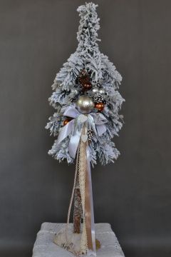 Biała sztuczna choinka na pniu choinka ośnieżona udekorowna srebrnymi dodatkami zabielona choinka na pniu nowocznesna ozdoba świąteczna