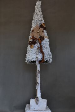 ubrana choinka śnieżona na wysokim pniu z dekoracjami w kolorze brązu beżu bielona opruszona śniegiem oryginalna bożonarodzeniowa