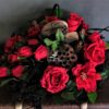dekoracja nagrobna stroik na cmentarz z czerwonymi różami sztucznymi