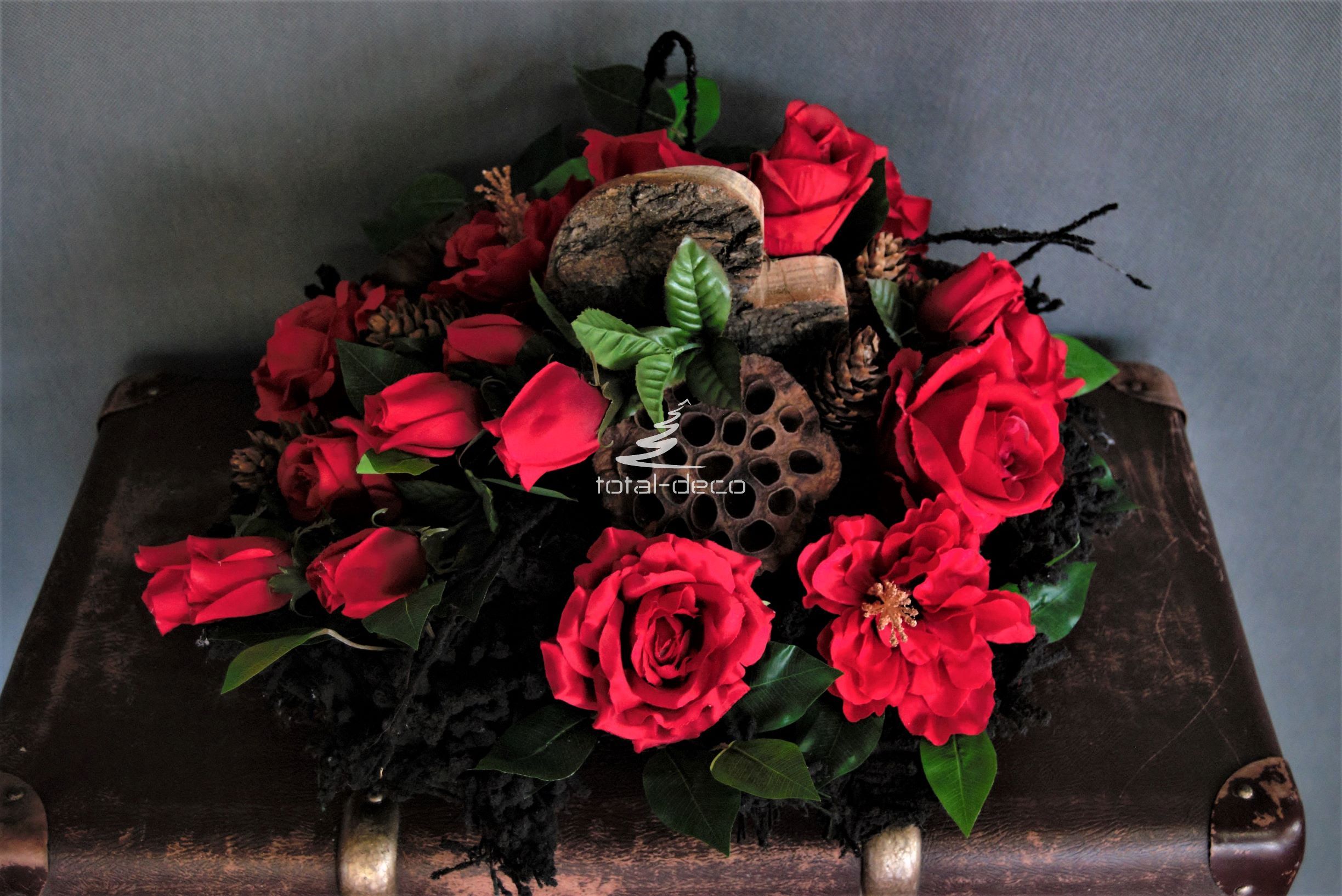 dekoracja nagrobna stroik na cmentarz z czerwonymi różami sztucznymi
