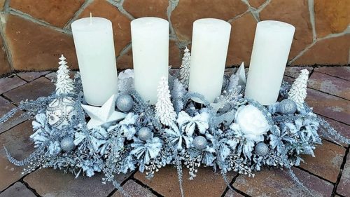 Okazała dekoracja świąteczna ze świecami