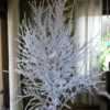 Białe drzewo dekoracyjne ośnieżone dekoracja restauracji hoteli domów sal weselnych domów ubrana dekoracja świąteczna nowoczesna oryginalna nietuzinkowe drzewo na pniu