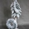 Choinka z wiankiem dekoracja świąeczna nowoczesna ozdoba choinka na pniu ośnieżona oprószona śniegiem wysoka okazała oryginalna