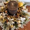 Nowoczesny stroik świąteczny bożonarodzeniowy świeca na stół wigiliny ubrany na złoto brązowo ośnieżony udekorowany bombkami