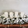 Biały zimowy stroik bożonarodzeniowy ze świecami w bieli , srebrze i naturalnych dodatkach ośnieżony opruszony nowoczesny unikatowy unikatowa dekoracja świąteczna