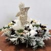 Stroik dekoracja świąteczna na białej ośnieżonej bazie ozdobiona szampańskimi bucikami i pięknymi dekoracjami nowoczesny niepowtarzalny z dekoracjami