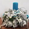 Stroik dekoracja świąteczna pięknie ośnieżona z morską rustykalną świecą z ozdobami w tonacji srebrnej niebieska świeca ozdoba świąteczna nowoczesna dodatkami srebra