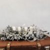 Stroik bożonarodzeniowy śnieżony z białymi świecami w srebrno białej tonacji kolorystycznej ozdobiony srebrnymi dodatkami ze świecami ośnieżone gałązki obsypany śniegiem flokowany stroik ozdoba świąteczna nowoczesna unikatowa