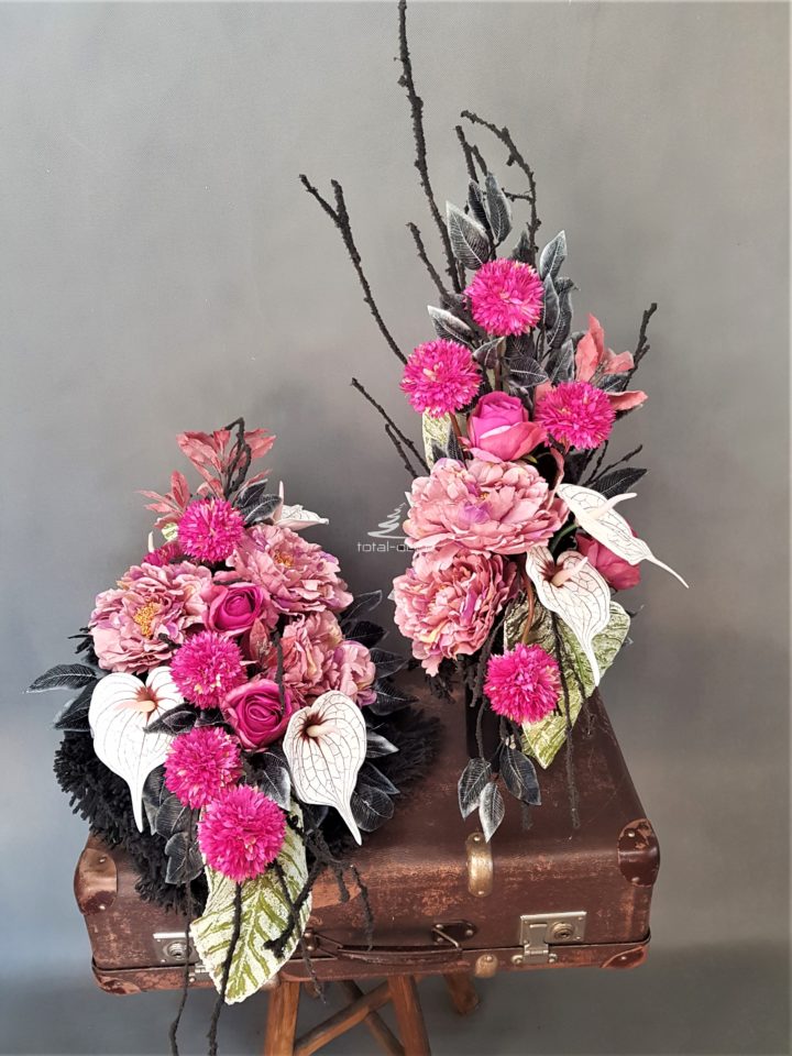 Komplet na wszystkich świętych wiązanka z bukietem na czarnych podkladach z różowymi kwiatami