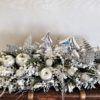 ośnieżony stroik udekorowany na biało srebrno nowoczesna dekoracja bożonarodzeniowa