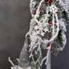 Ośnieżone nowoczesne dekoracje bożonarodzeniowe stroik choinka choinka osadzona na pniu ozdoba na święta ze skrzatem