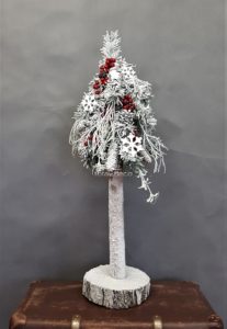 Udekorowana ubrana biła choinka nowoczesna dekoracja świąteczna biała choinka na pniu dekorowana choinka oprószona śniegiem