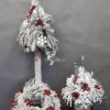 zestaw dekoracji świątecznych udekorowanych choinka stroik wianek ośnieżona ozdoba świąteczna udekorowana wianek na drzwi stroik na stół choinka na pniu