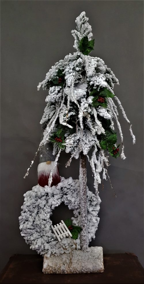 stroik bożonarodzeniowy dekoracja na święta bożego narodzenia choinka ze stroikiem choinka na pniu udekorowana świąteczna dekoracja do domu choinka udekorowana skrzatem skrzat świąteczny nowoczesna choinka chinka oprószona śniegiem pięknie udekorowana choinka najpiękniejsze udekorowanie choinki