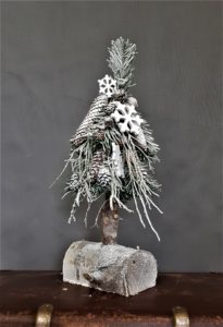 choinka mała na pniu stroik świąteczny szadziowana choinka ośnieżona biała choinka choinka z zimowymi dodatkami