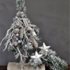 choinka ze stroikiem udekorowana zimowymi dodatkami choinka stroik na boże narodzenie dekoracja świąteczna ośnieżona choinka choinka na pniu ze stroikiem