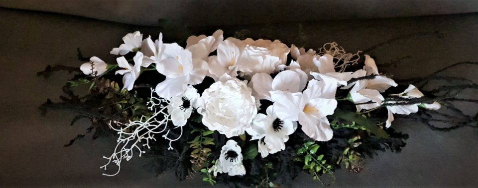 wiązanka z białymi kwiatami/podłużna kompozycja na cmentarz