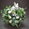 stroik wielkanocny z ceramicznym srebrnym zającem ze sztucznych kwiatów i gałązek