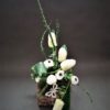 nowoczesne stroiki wielkanocne w bieli/dekoracje z kwiatów na wielkanoc