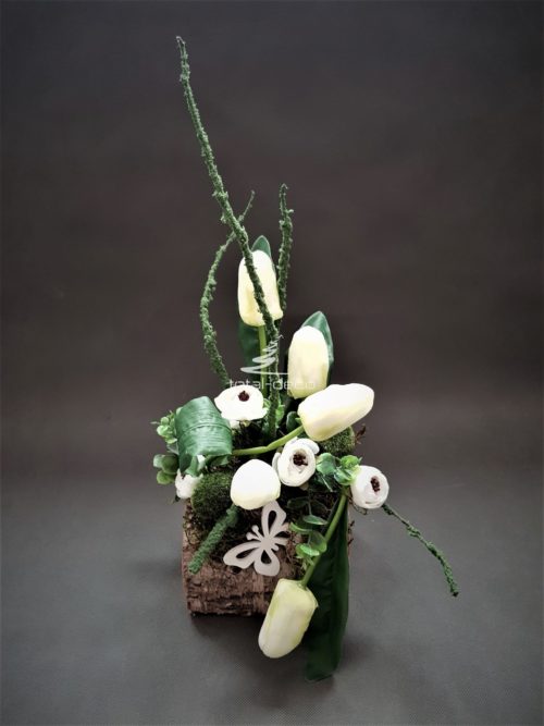 nowoczesne stroiki wielkanocne w bieli/dekoracje z kwiatów na wielkanoc