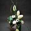 stroik wielkanocny z białymi tulipanami w nrzozowym naczyniu/dekoracje na wielkanoc