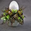 dekoracja na wielkanocny stół z białym ceramicznym jajkiem