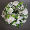 wianek z białych kwiatów