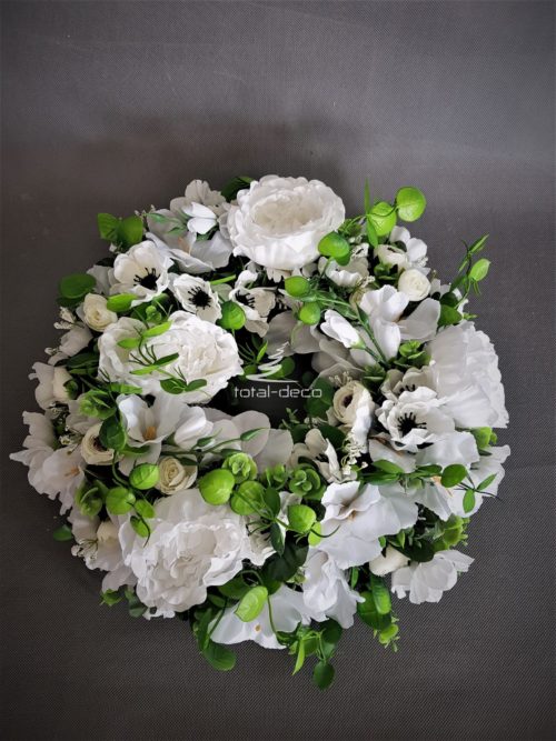 wianek na drzwi wejściowe z białych sztucznych kwiatów z zielonymi dodatkami