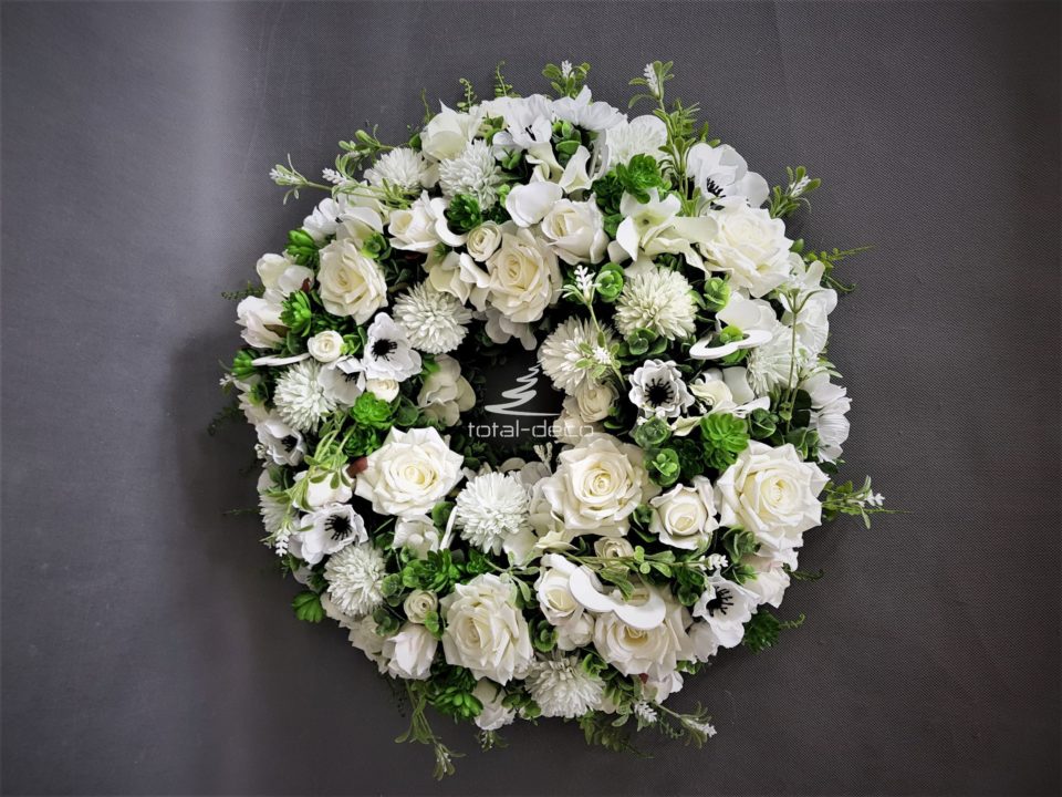 kompozycja z białych kwiatów potężny wianek dekoracyjny do zawieszenia w domu
