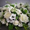 pokaźny białywianek dekoracyjny z pięknych białych kwiatów , sukulentów , i ciekawych dodatków