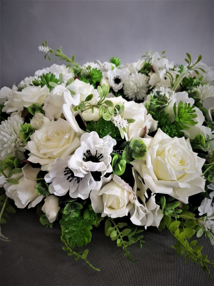 pokaźny białywianek dekoracyjny z pięknych białych kwiatów , sukulentów , i ciekawych dodatków
