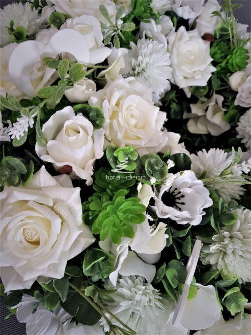duży biały wianek dekoracyjny z pięknych sztucznych kwiatów