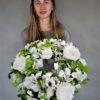 wianek z białych kwiatów sztucznych na komunię świętą