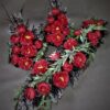 kompozycje kwiatowe na grób/stroiki z czerwonych kwiatów na cmentarz